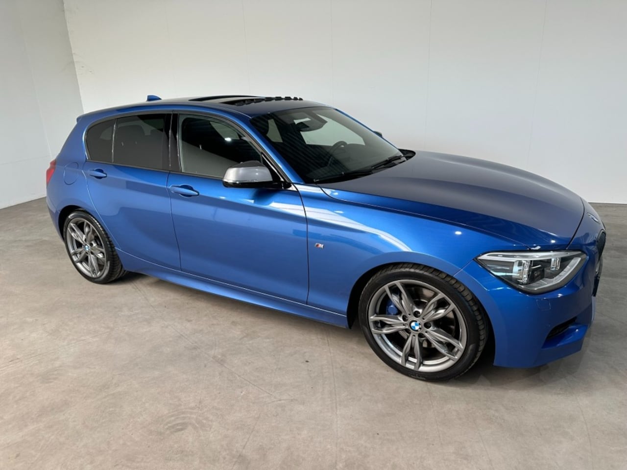 BMW 1-serie - M135i M135i, Automaat, 320PK, leer,Schuifdak,Navigatie,PDC,18inch - AutoWereld.nl