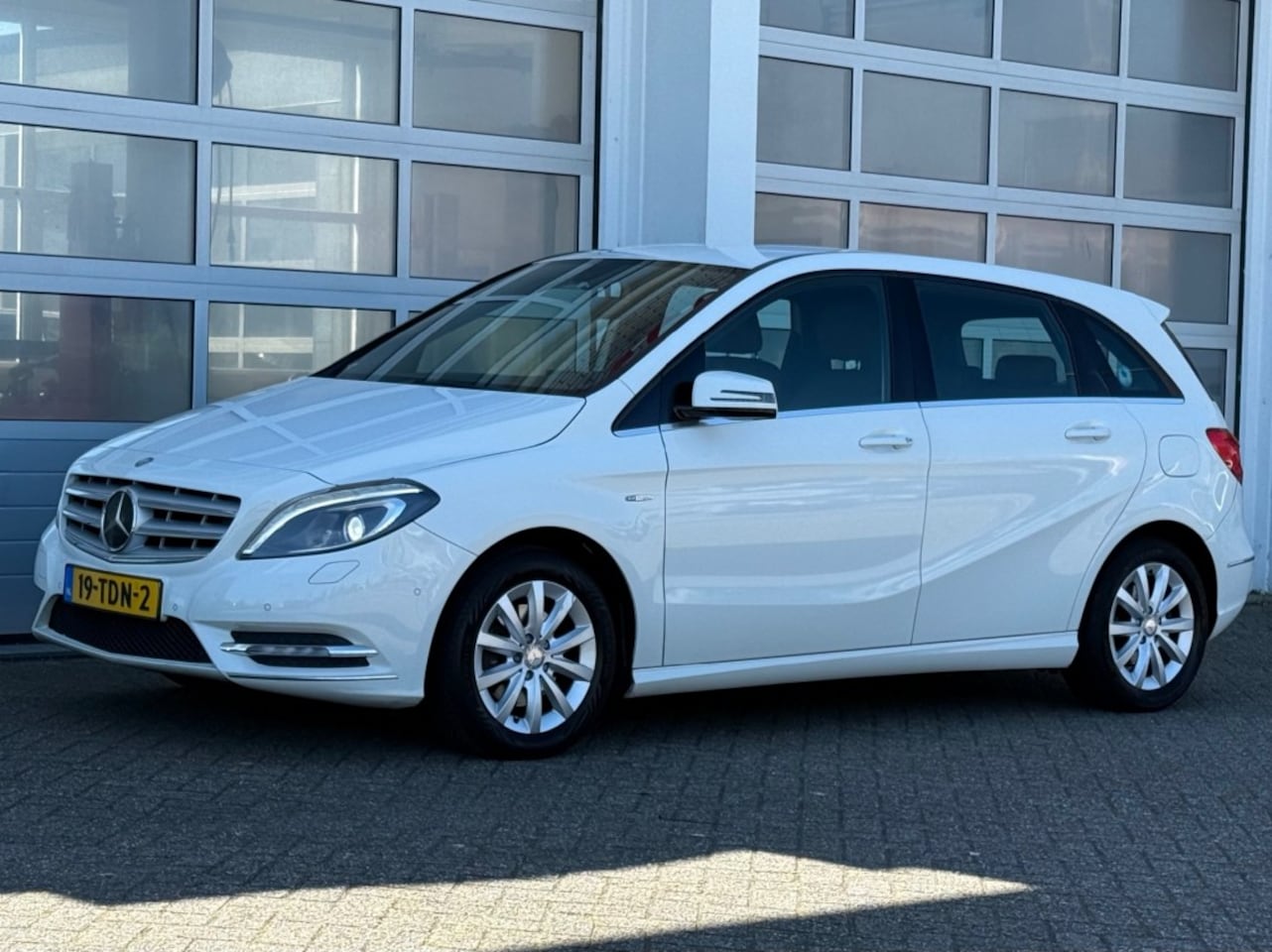 Mercedes-Benz B-klasse - B200 Ambition 6-Bak Navi Cruise Pdc Leer Trekhaak NW APK! - AutoWereld.nl