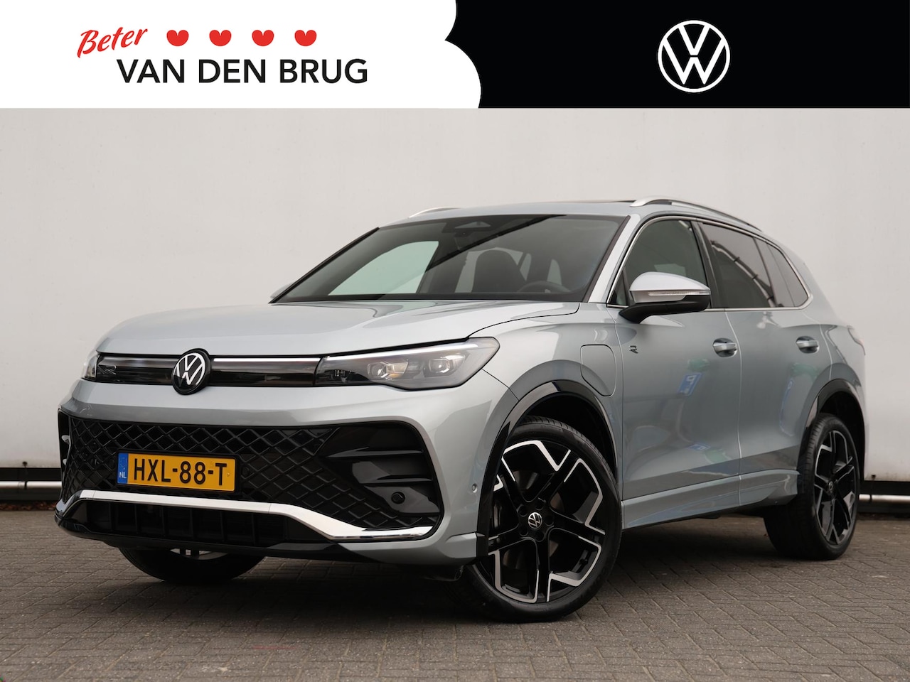 Volkswagen Tiguan - 1.5 eHybrid R-Line Edition 204PK DSG | Panoramadak | Trekhaak | Camera | Stoel/stuurverwar - AutoWereld.nl
