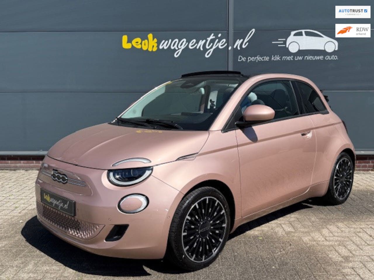 Fiat 500 C - E Icon 42 kWh Cabrio *p-sensor v+a *stoelv. *17" - AutoWereld.nl