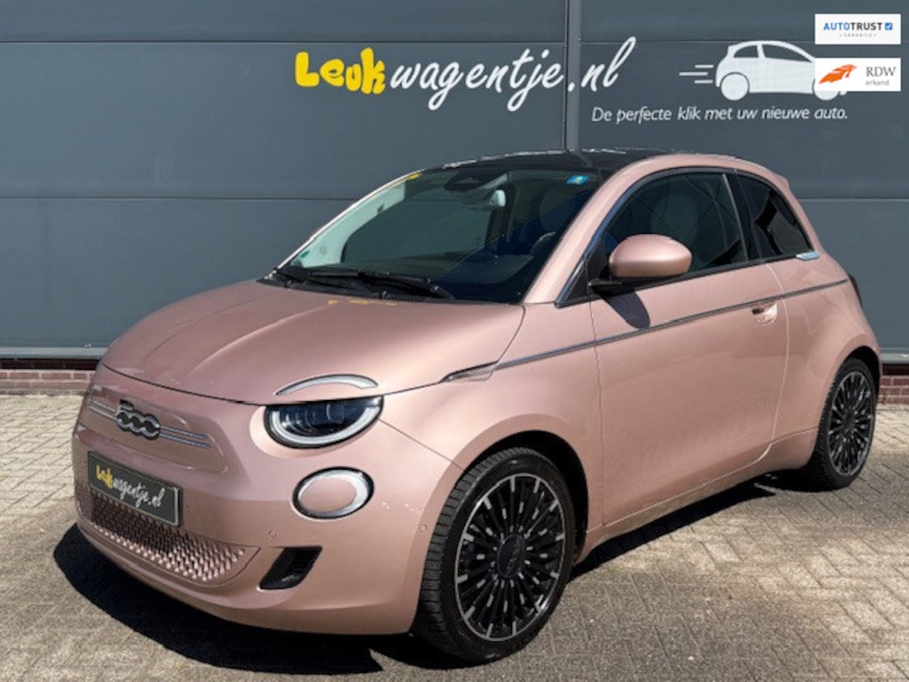 Fiat 500e - La Prima 42 kWh *pano *leer *camera *carplay *17" - AutoWereld.nl