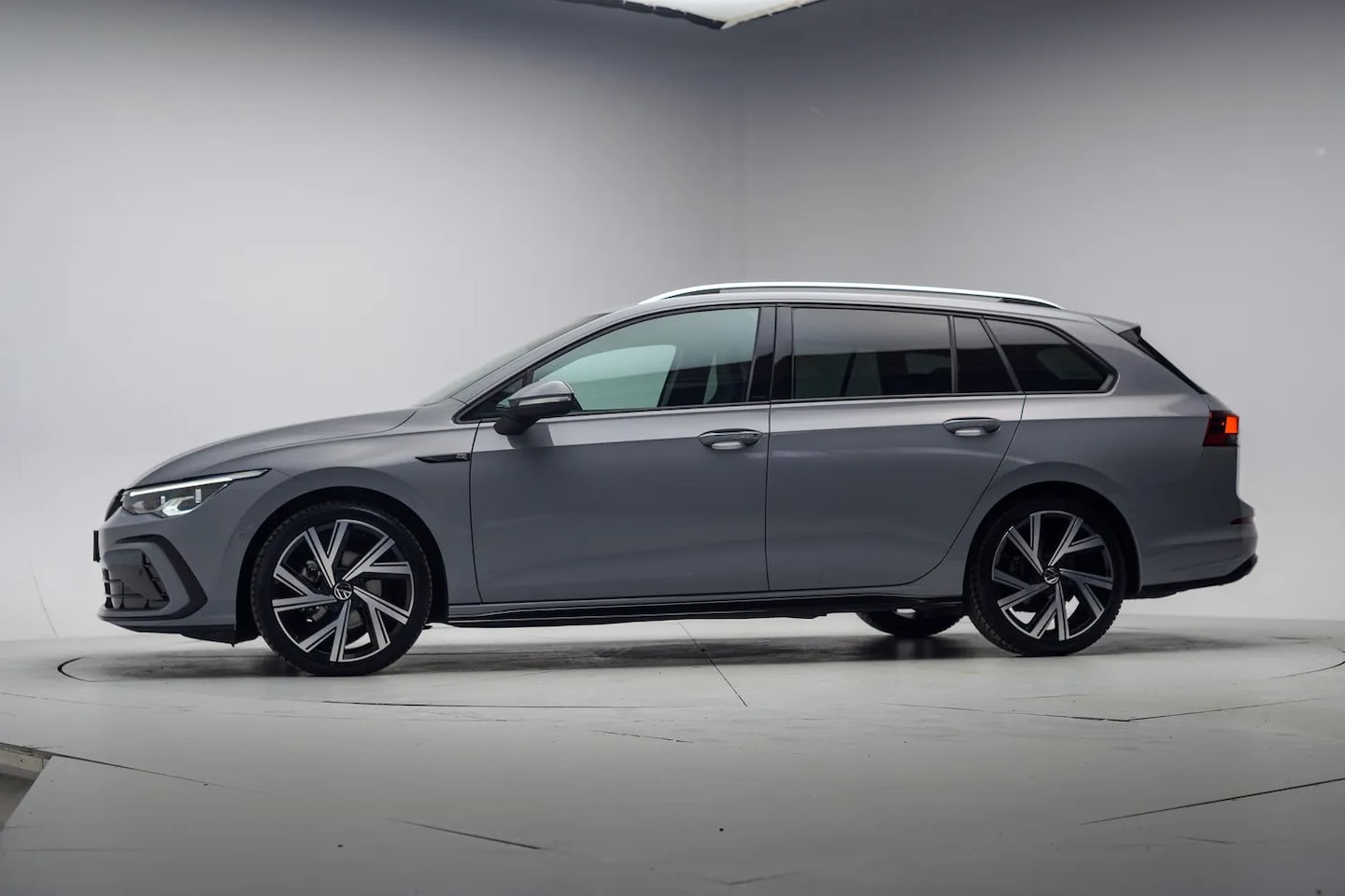 Volkswagen Golf Variant - 1.5 eTSI 150pk R line DSG [ Navi Virtual Apple / Android Climate ] - AutoWereld.nl