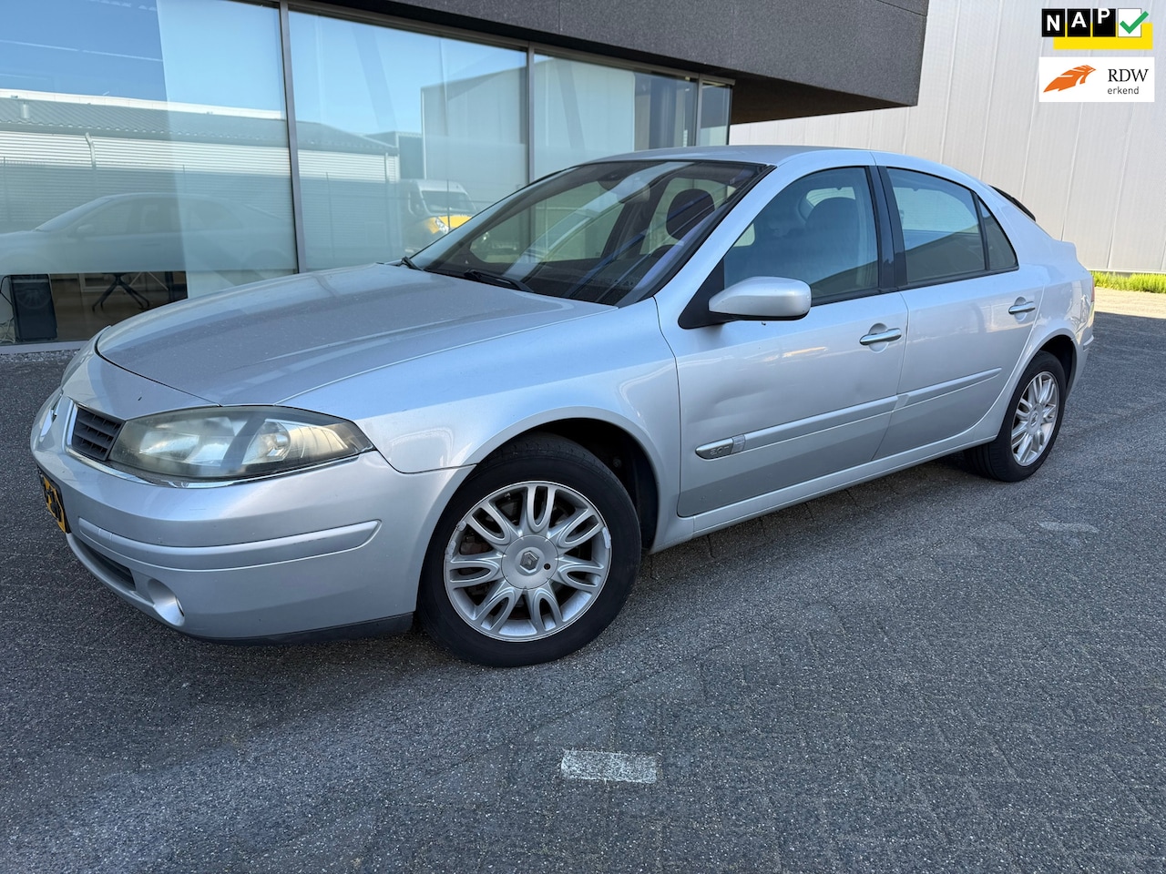 Renault Laguna - 2.0-16V T Privilège AUTOMAAT CLIMAT BJ 3-2007 APK 9-2026 - AutoWereld.nl