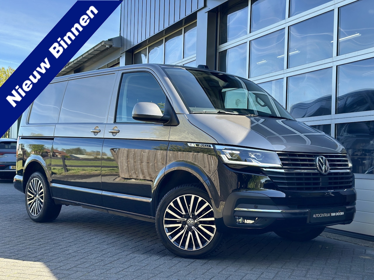 Volkswagen Transporter - 2.0 TDI L1H1 | 150pk | DSG | Bulli | Two Tone | 2x schuifdeur sluithulp elek | Standkachel - AutoWereld.nl