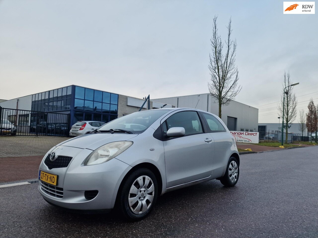 Toyota Yaris - 1.3 VVTi Sol MMT AUTOMAAT AIRCO TREKHAAK 2 X SLEUTELS - AutoWereld.nl