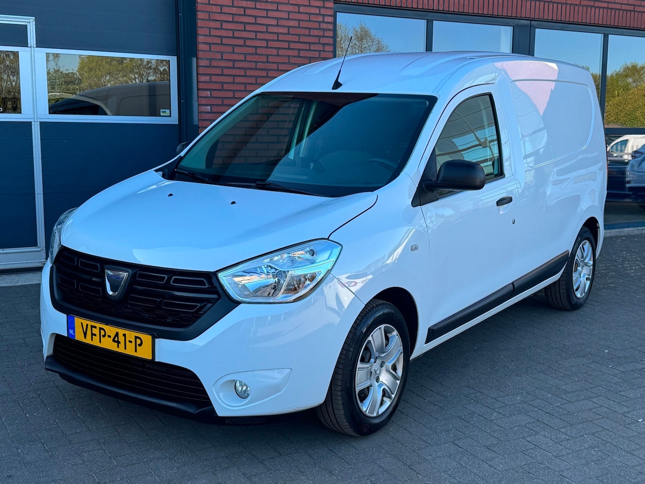 Dacia Dokker - 1.5 dCi 90 Solid Airco Navi Carplay - AutoWereld.nl
