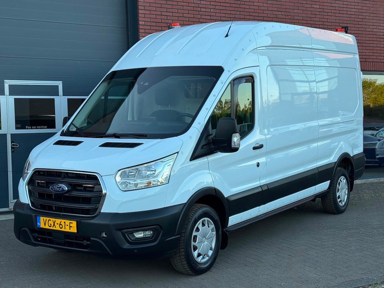 Ford Transit - 350 2.0 TDCI L2H3 Trend MHEV RWD Hybrid Airco Cruise Navi - AutoWereld.nl