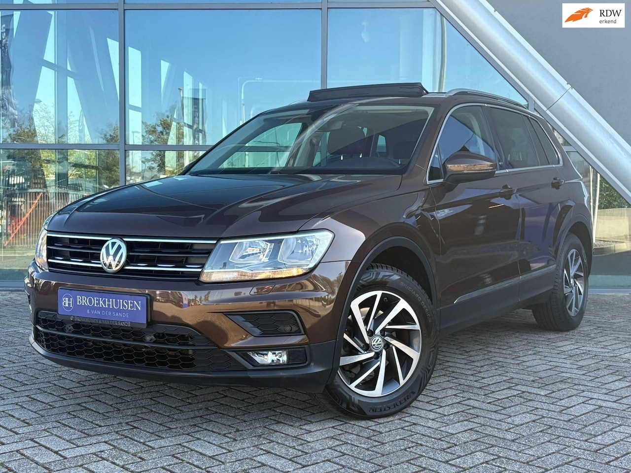 Volkswagen Tiguan - 1.4 TSI ACT Highline 150pk Automaat / Panoramadak / Stoelverwarming - AutoWereld.nl