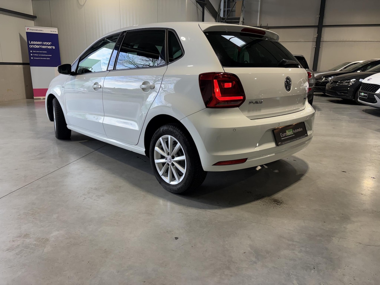 Volkswagen Polo - 1.0 MPI Lounge | Stoelverw. | climate control | Lage kilometerstand | nieuwstaat