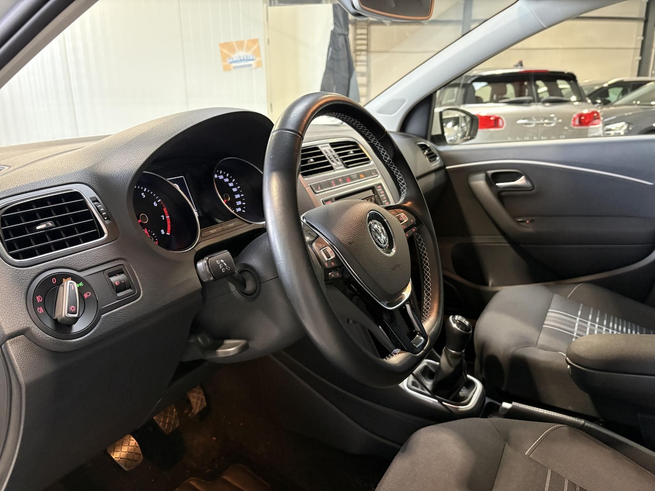 Volkswagen Polo - 1.0 MPI Lounge | Stoelverw. | climate control | Lage kilometerstand | nieuwstaat