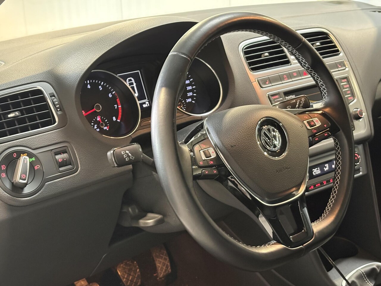 Volkswagen Polo - 1.0 MPI Lounge | Stoelverw. | climate control | Lage kilometerstand | nieuwstaat