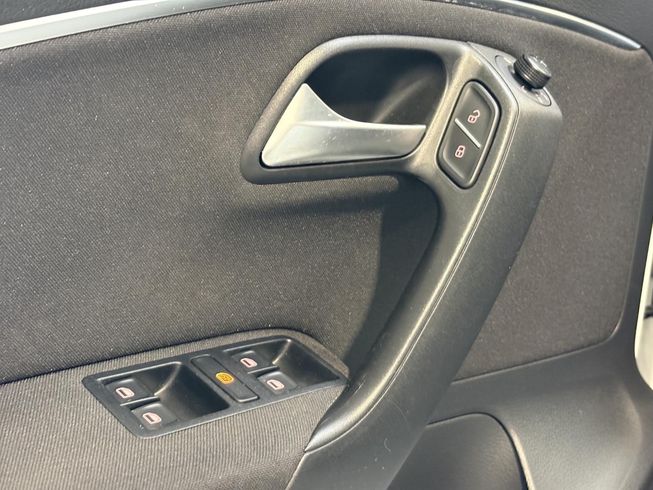 Volkswagen Polo - 1.0 MPI Lounge | Stoelverw. | climate control | Lage kilometerstand | nieuwstaat
