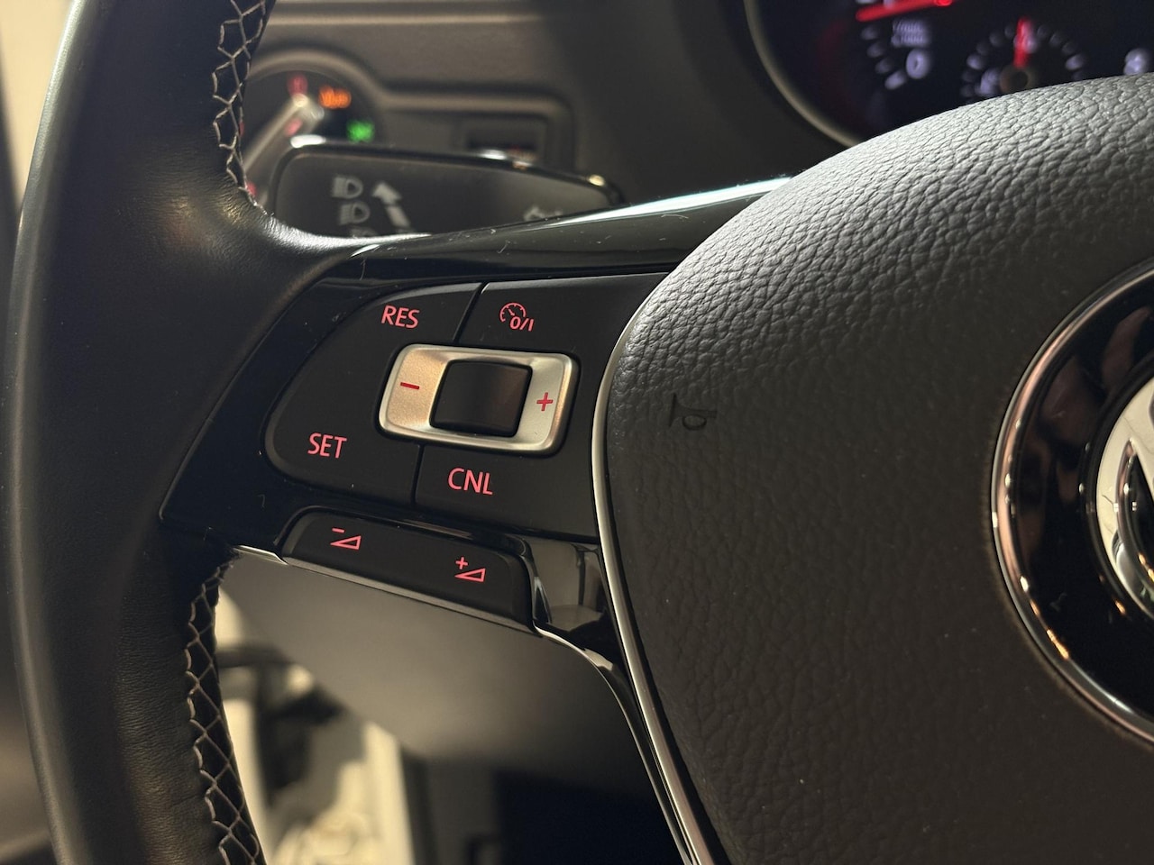 Volkswagen Polo - 1.0 MPI Lounge | Stoelverw. | climate control | Lage kilometerstand | nieuwstaat