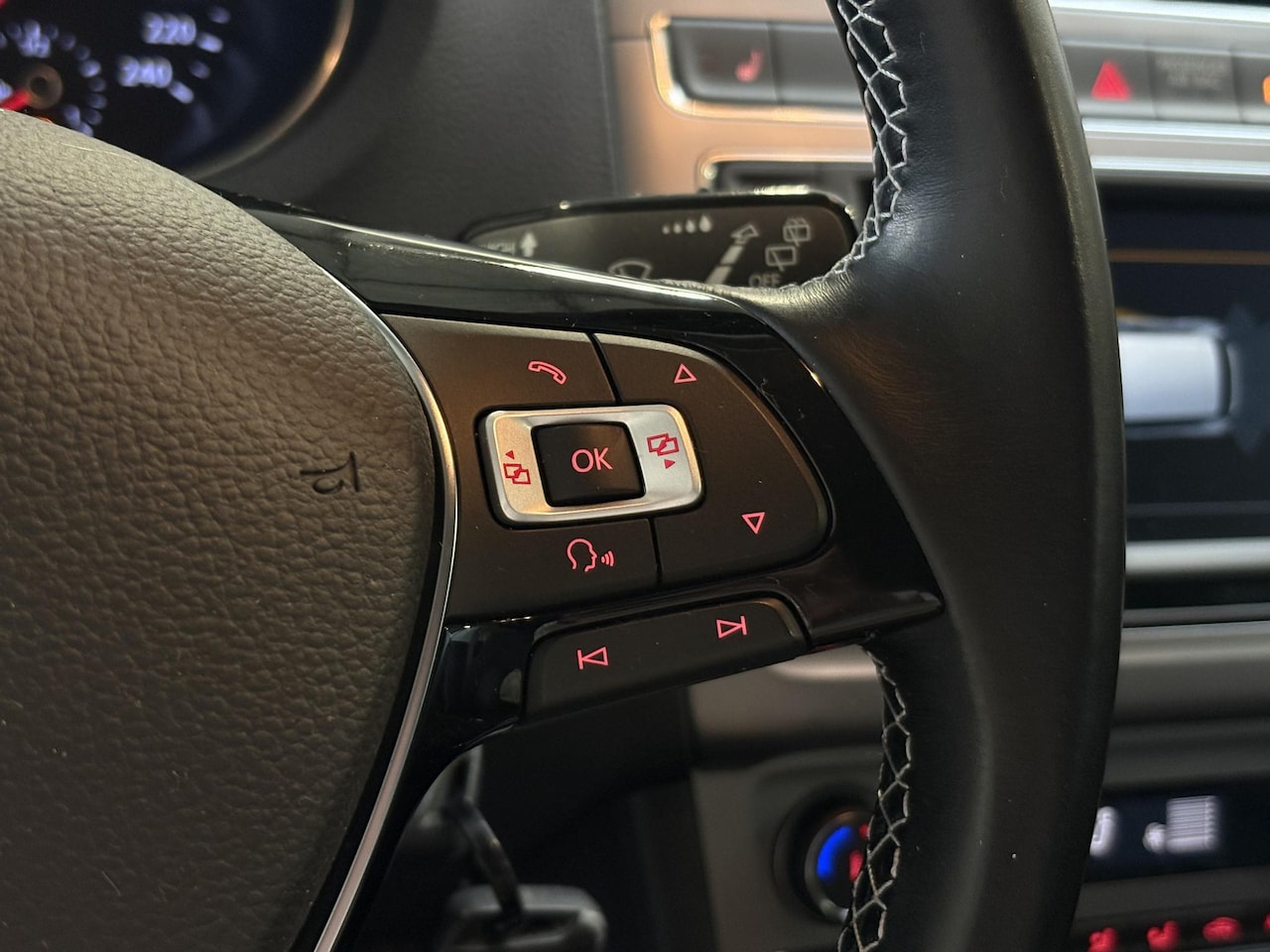 Volkswagen Polo - 1.0 MPI Lounge | Stoelverw. | climate control | Lage kilometerstand | nieuwstaat