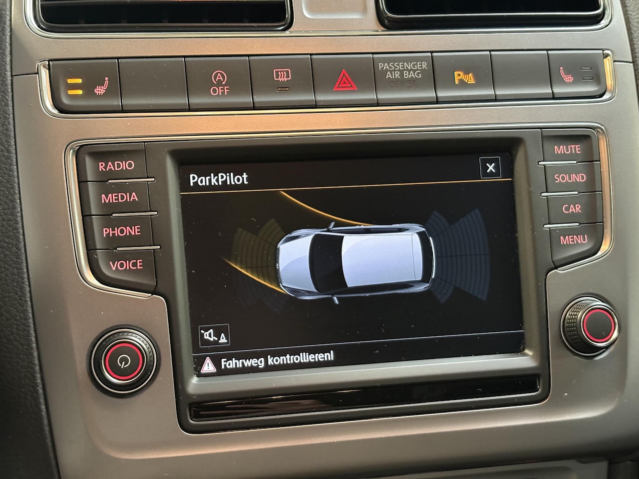Volkswagen Polo - 1.0 MPI Lounge | Stoelverw. | climate control | Lage kilometerstand | nieuwstaat