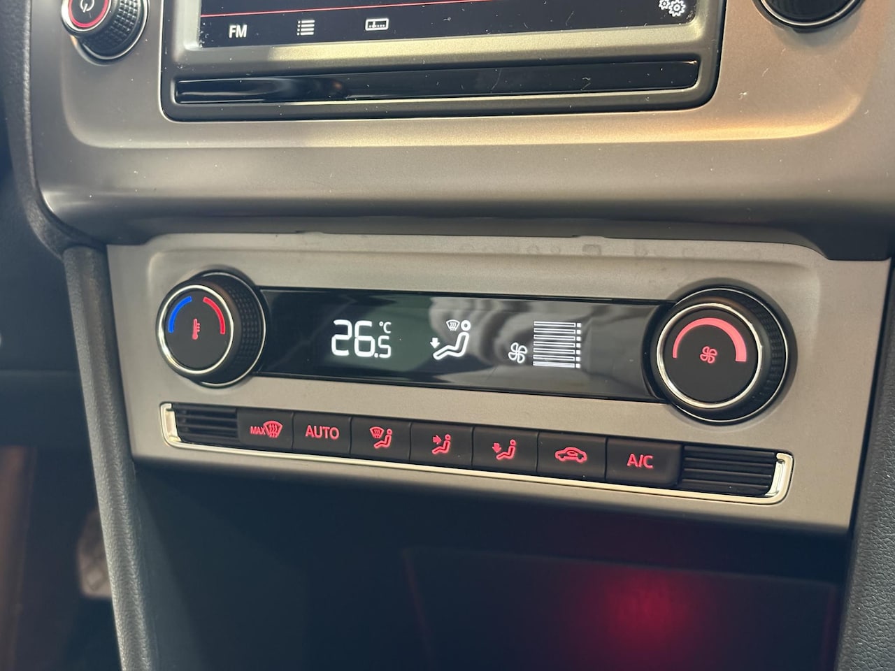 Volkswagen Polo - 1.0 MPI Lounge | Stoelverw. | climate control | Lage kilometerstand | nieuwstaat