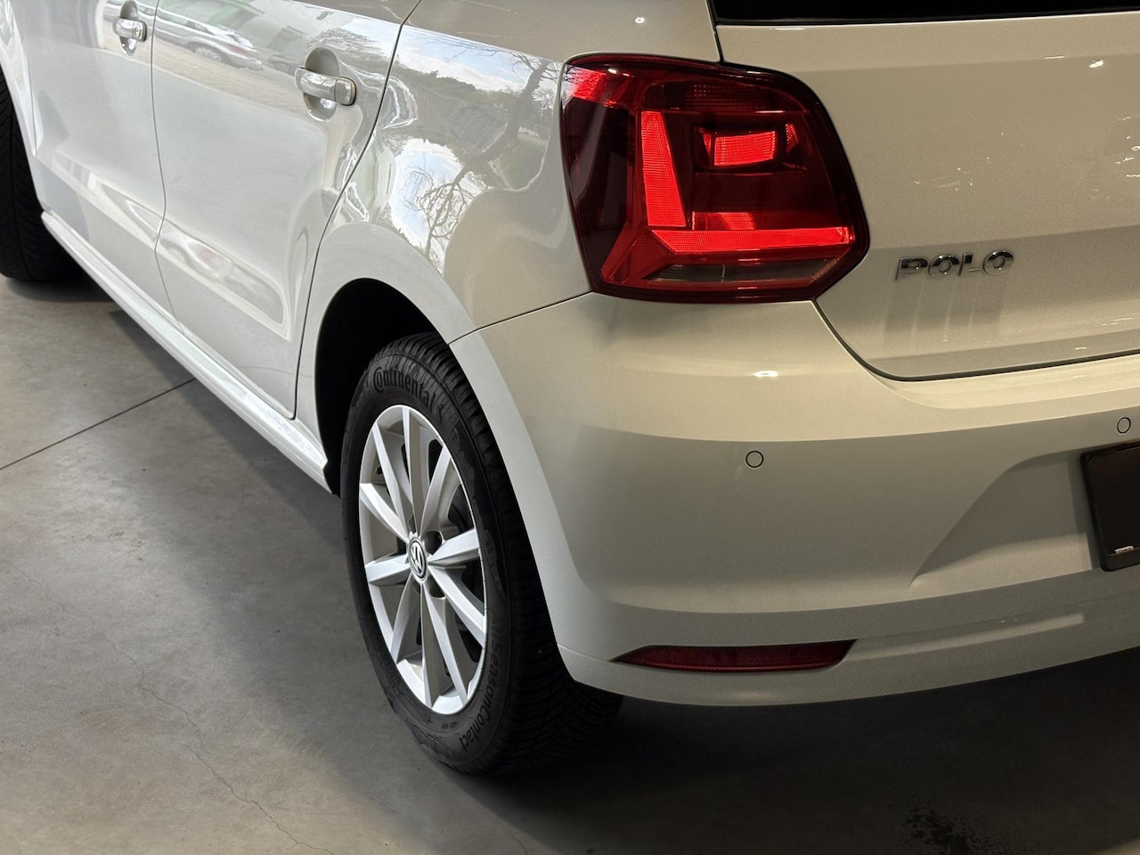 Volkswagen Polo - 1.0 MPI Lounge | Stoelverw. | climate control | Lage kilometerstand | nieuwstaat