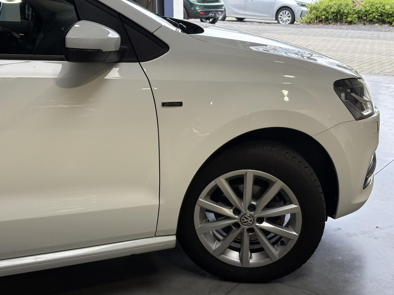 Volkswagen Polo - 1.0 MPI Lounge | Stoelverw. | climate control | Lage kilometerstand | nieuwstaat