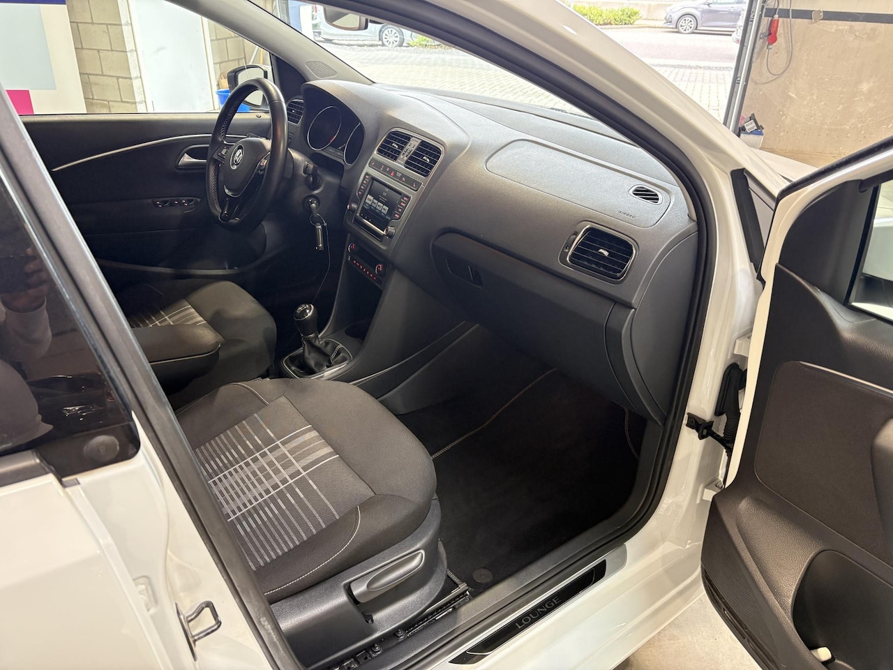 Volkswagen Polo - 1.0 MPI Lounge | Stoelverw. | climate control | Lage kilometerstand | nieuwstaat