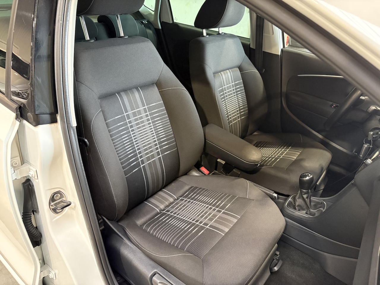 Volkswagen Polo - 1.0 MPI Lounge | Stoelverw. | climate control | Lage kilometerstand | nieuwstaat