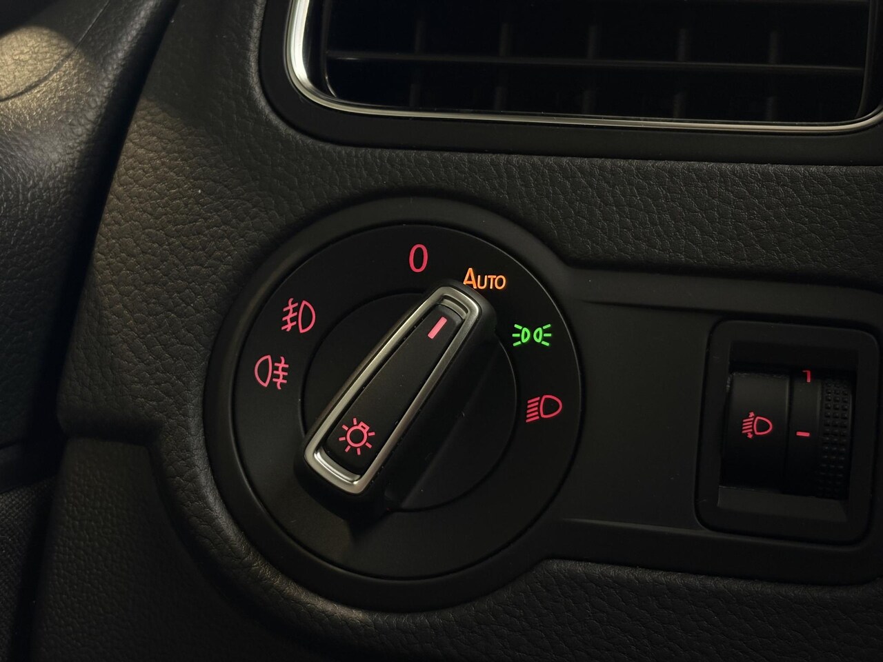 Volkswagen Polo - 1.0 MPI Lounge | Stoelverw. | climate control | Lage kilometerstand | nieuwstaat
