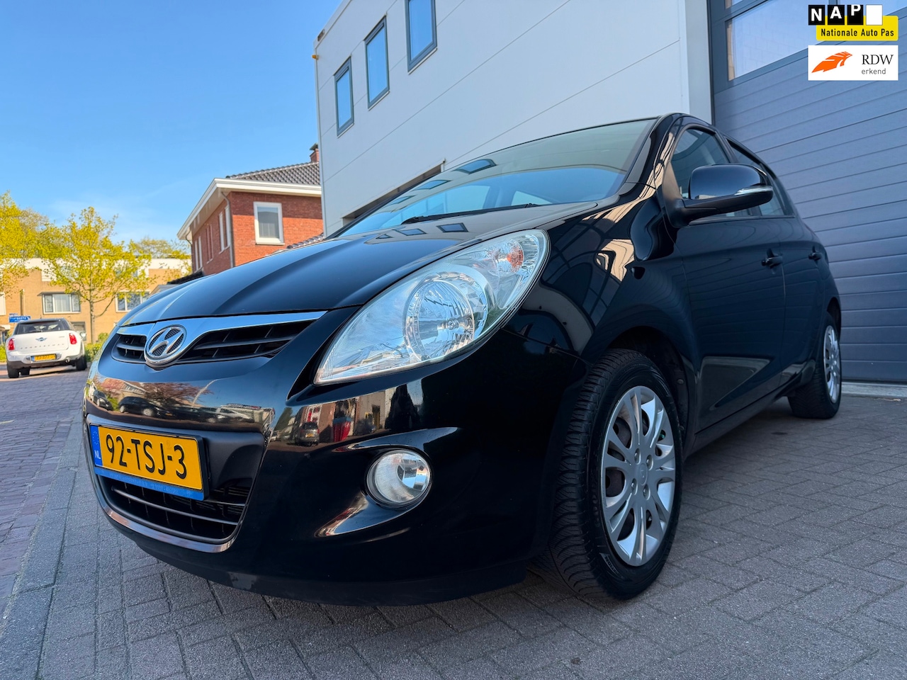 Hyundai i20 - 1.2i Plus/1eigenaar/Goed-onderhouden/Aux/Climate-c/Cruise-c/Elek-ramen - AutoWereld.nl