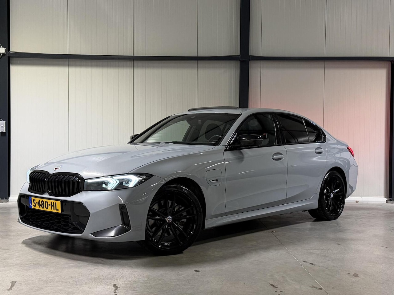 BMW 3-serie - 320e Sedan M-sport Pano Sfeer Brooklyn Grau NAP - AutoWereld.nl