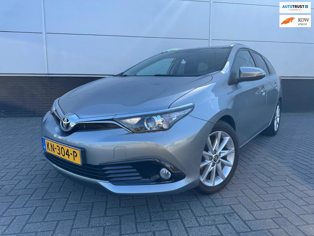 Toyota Auris Touring Sports - 1.2T Automaat Dynamic Clima - camera - trekhaak - sensoren - cruise control - dealer onder - AutoWereld.nl