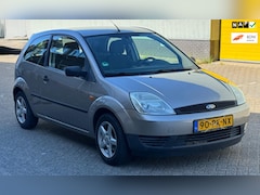 Ford Fiesta - 1.4-16V Ambiente.Automaat/Trekhaak/km nap /nieuwe apk /aluminium velgen