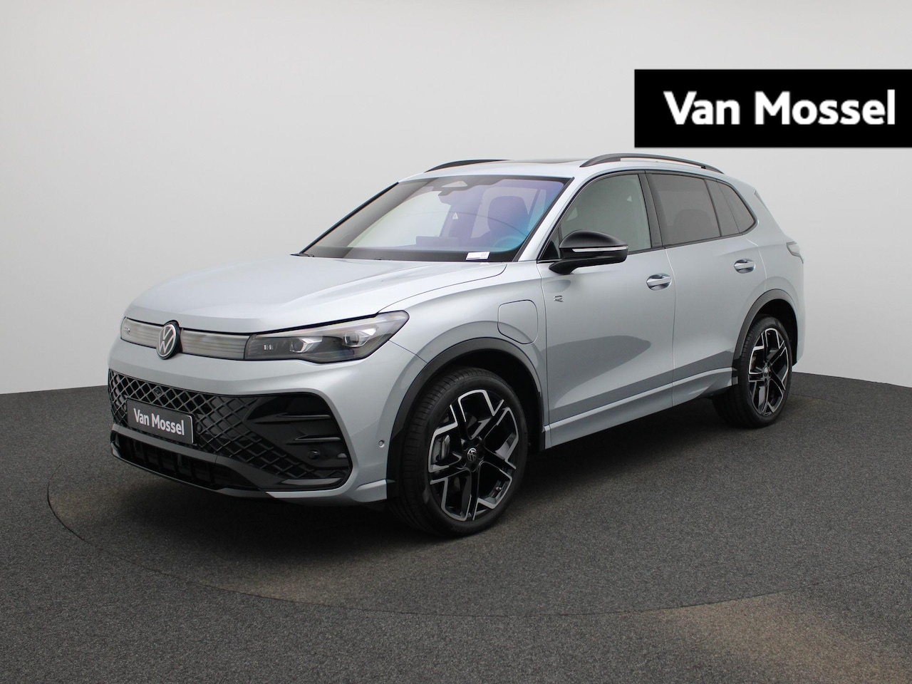 Volkswagen Tiguan - 1.5 eHybrid R-Line Edition 272 PK | SoH 100% | Panoramadak | Trekhaak | Navigatie Groot | - AutoWereld.nl
