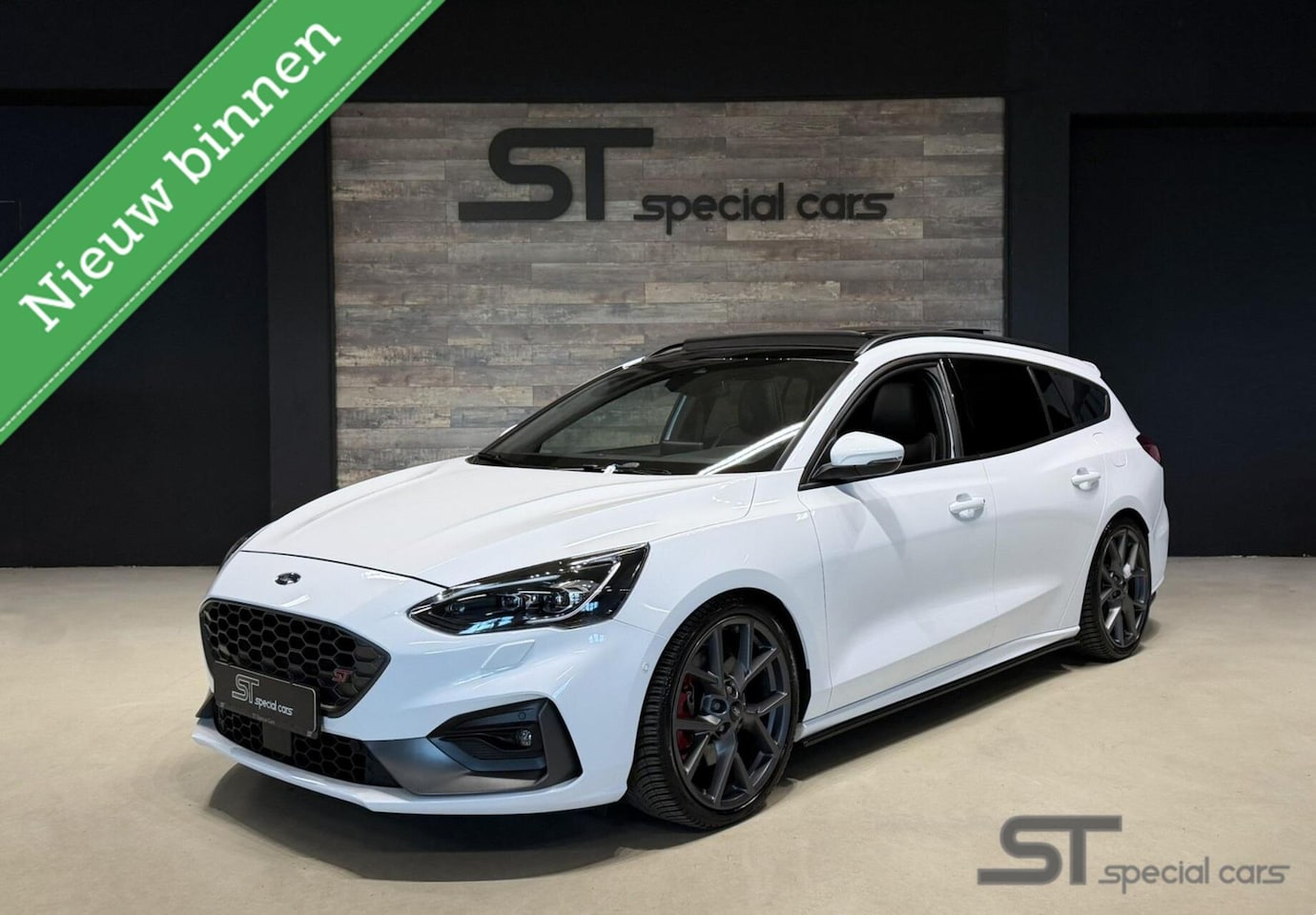 Ford Focus Wagon - 2.3 EcoBoost ST-3|Pano|Performance - AutoWereld.nl
