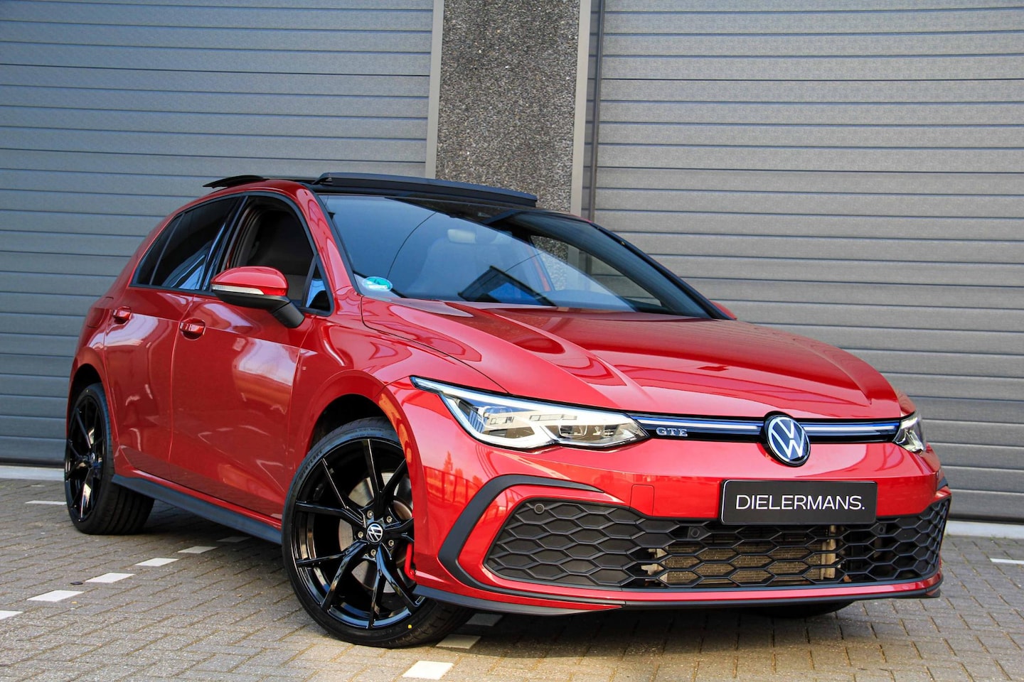 Volkswagen Golf - 1.4 eHybrid DSG GTE | Pano | IQ | Elektrische trekhaak | Winter pack premium | Kings red m - AutoWereld.nl