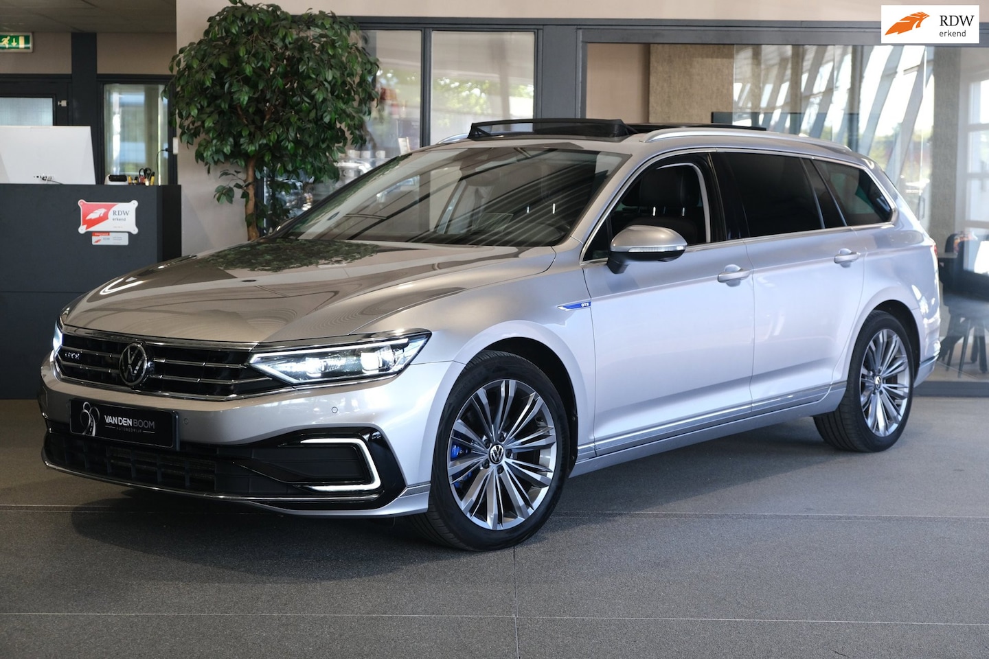 Volkswagen Passat Variant - 1.4 TSI PHEV GTE 218PK Pano IQ Led Trekhaak Leder 360Cam - AutoWereld.nl