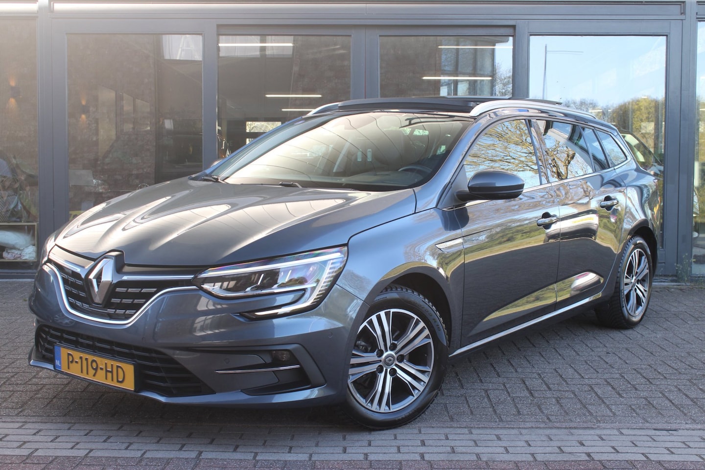 Renault Mégane Estate - 1.0 TCe Intens | Head-Up display | Camera | Trekhaak | Cruise-control | Keyless | Pano-dak - AutoWereld.nl