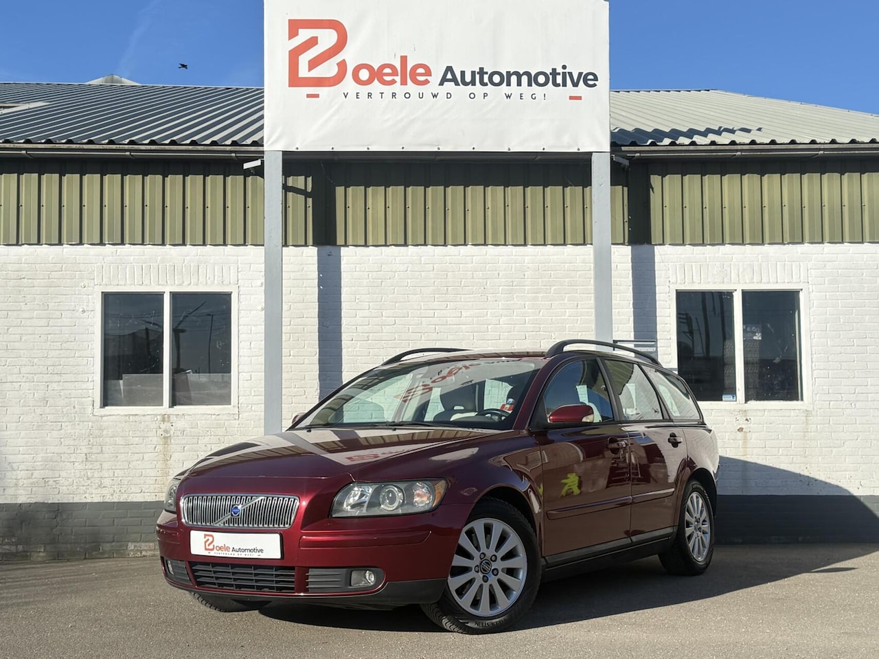 Volvo V50 - 2.4i Momentum Automaat / 170pk / Nwe APK / Trekhaak / Leder / PDC - AutoWereld.nl
