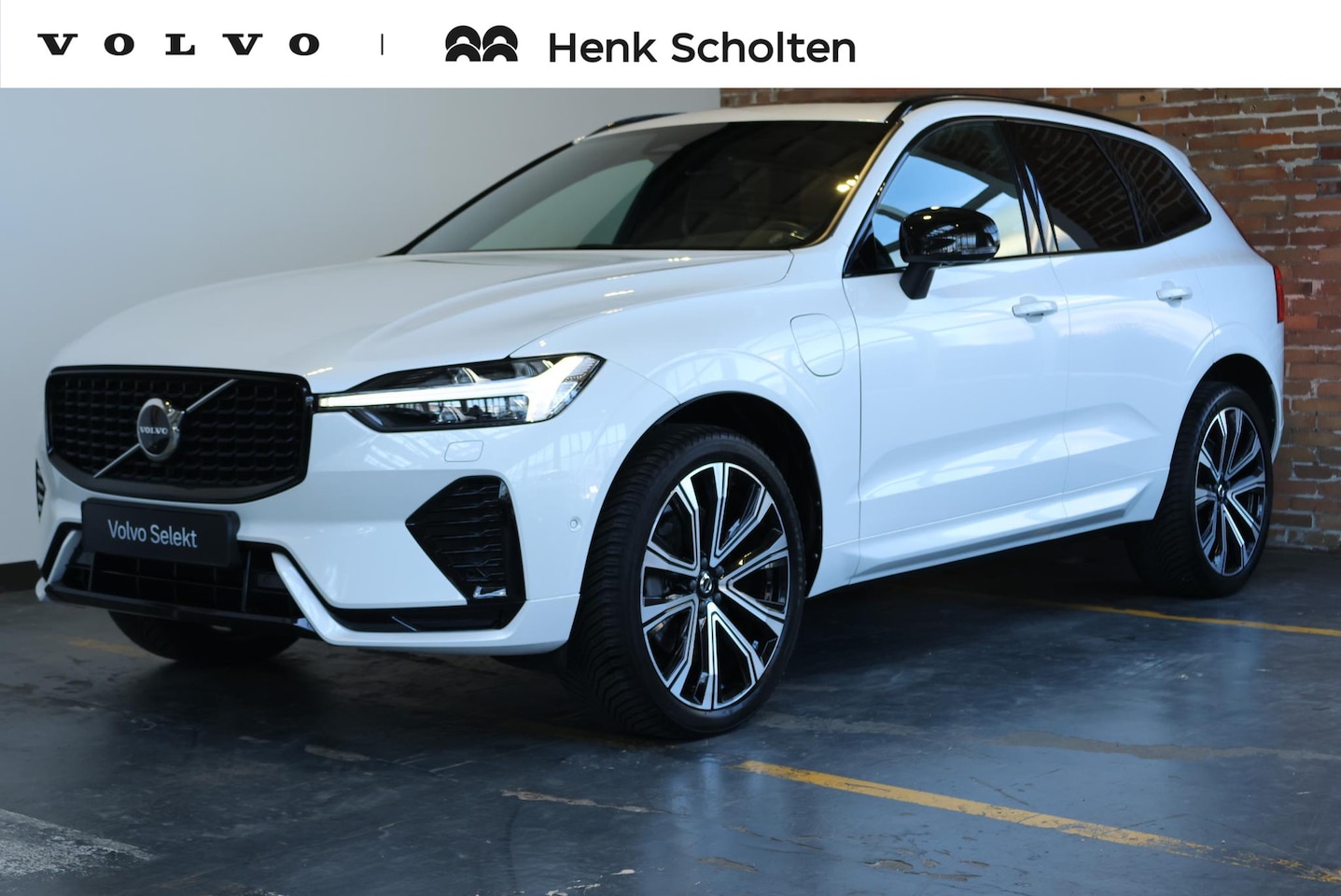 Volvo XC60 - T8 Plug-in hybrid AWD R-Design Volvo XC60 T8 Recharge Automaat  AWD R-Design | Panoramadak - AutoWereld.nl