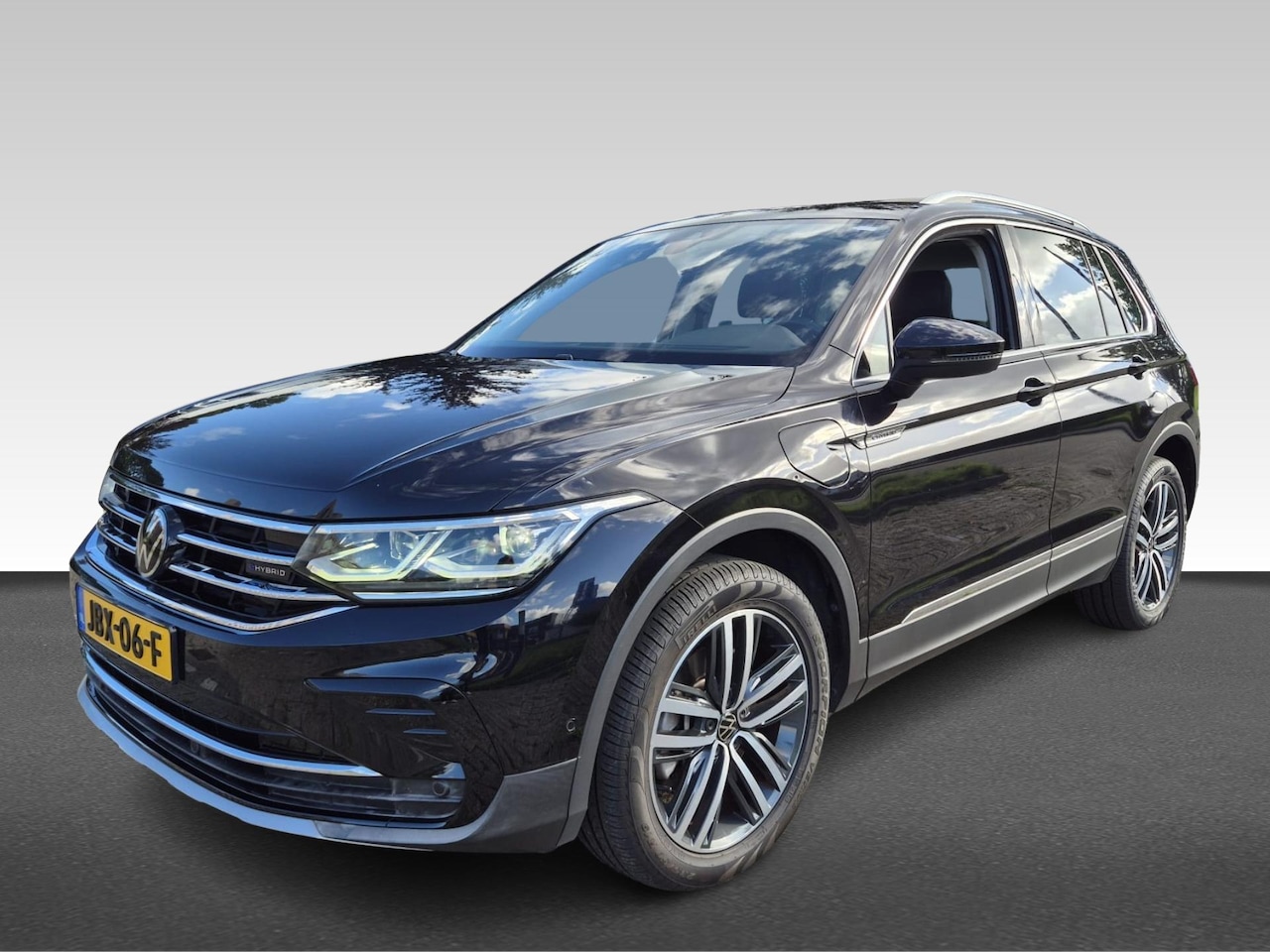 Volkswagen Tiguan - 1.4 TSI eHybrid R-Line Business+ | panoramadak | IQ.Light | Virtual Cockpit | - AutoWereld.nl