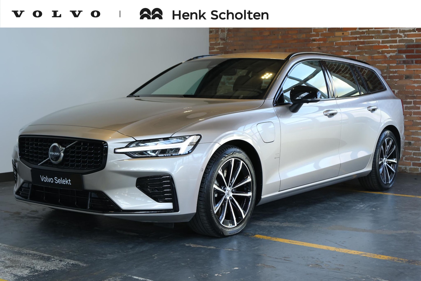 Volvo V60 - 2.0 T6 Plug-in hybrid AWD Plus Dark | Elektrische wegklapbare trekhaak | Adaptive Cruise C - AutoWereld.nl