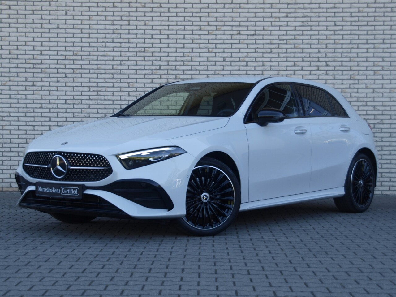 Mercedes-Benz A-klasse - A 250 e AMG Line Premium | Parkeerpakket met 360 camera | Spiegelpakket | Nightpakket | Wi - AutoWereld.nl