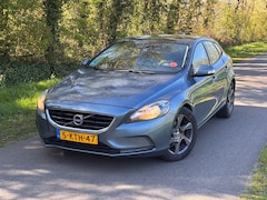 Volvo V40 - 1.6 D2 Kinetic |VLIEGWIEL HOORBAAR|