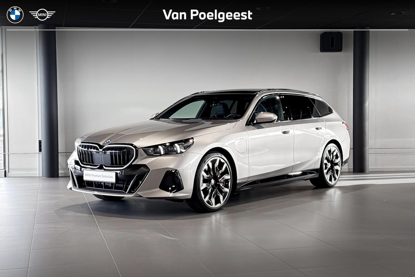 BMW 5-serie Touring - 550e xDrive | M Sport Pro | Bowers & Wilkins | Stoelventilatie | Iconic Glow | Trekhaak | - AutoWereld.nl