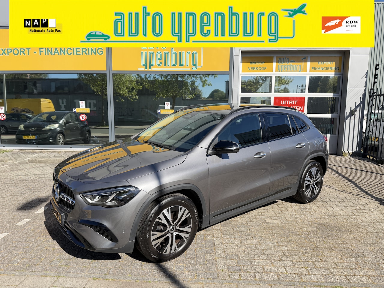 Mercedes-Benz GLA-Klasse - 200 Luxery Line * Panoramadak * Sfeerverlichting * Multibeam Led * Leder / Stof * - AutoWereld.nl