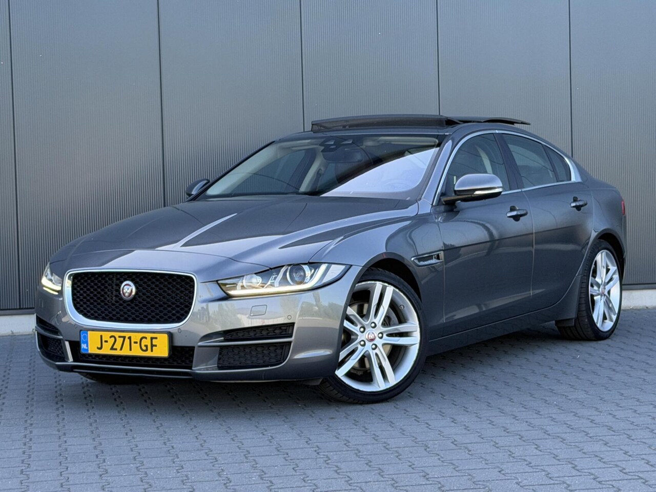 Jaguar XE - 2.0 Portfolio Pano - Meridian - Hud - Dealer Onderhouden - AutoWereld.nl