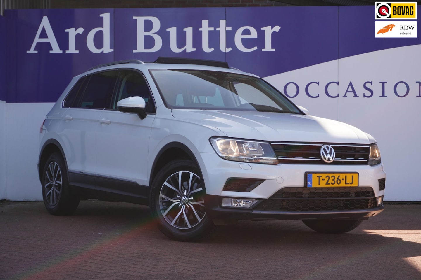 Volkswagen Tiguan - 1.4 TSI Connected Series / Panorama / Stoelverwarm. / Navi / ACC / ECC / = PARELMOER WIT ! - AutoWereld.nl
