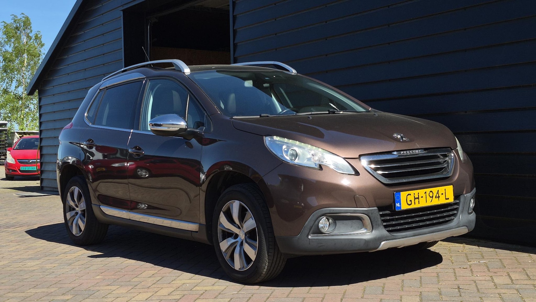 Peugeot 2008 - 1.2 PureTech Allure Nieuwe motor 2022 garantie Peugeot I Trekhaak I Panoramadak - AutoWereld.nl