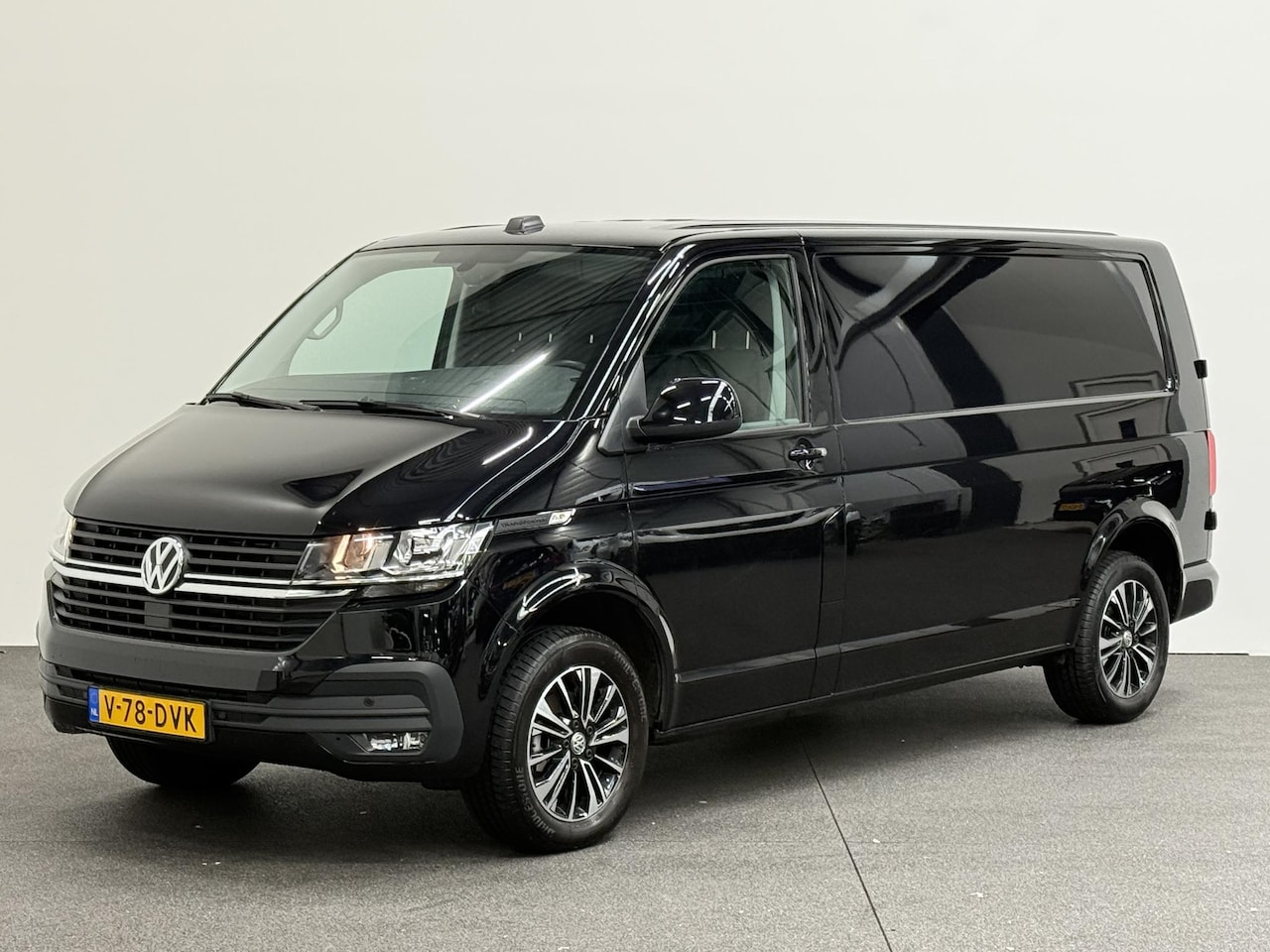 Volkswagen Transporter - 2.0 TDI L2H1 28 Highline Automaat Automaat Camera Airco Cruise Navi Trekhaak - AutoWereld.nl