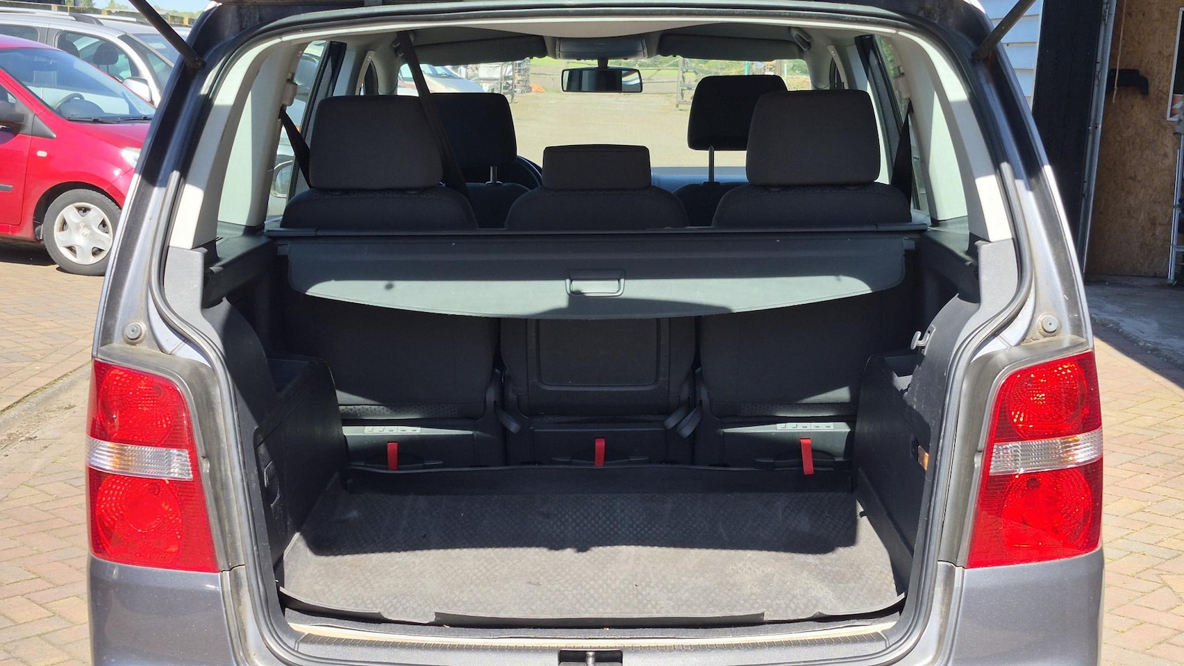 Volkswagen Touran - 1.6-16V FSI Business APK 17-4-2027 I Airco I Meeneemprijs I Export