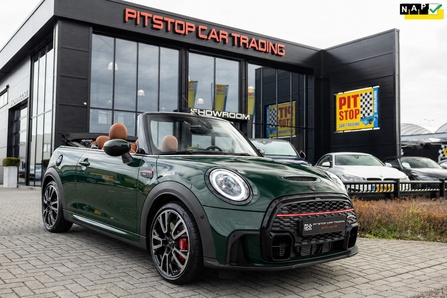 MINI Cabrio - Mini 2.0 JCW, *Rebel Green*, 231 PK, NL Auto, NAP, Nieuwstaat! - AutoWereld.nl