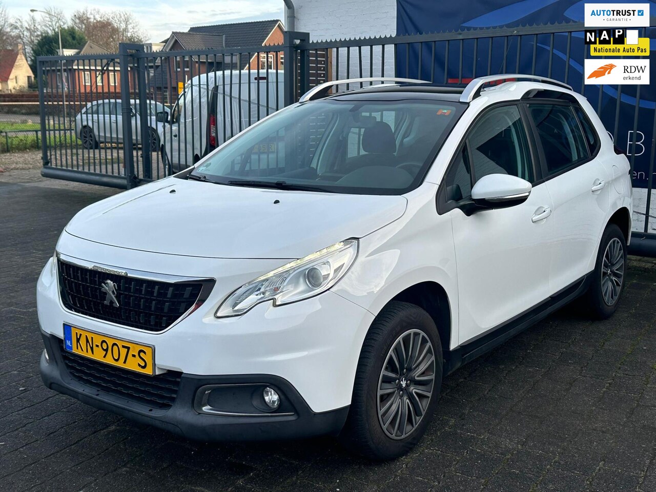 Peugeot 2008 - 1.2 PureTech Blue Lion / GLAZENDAK / TREKHAAK / AIRCO / NAP!! - AutoWereld.nl