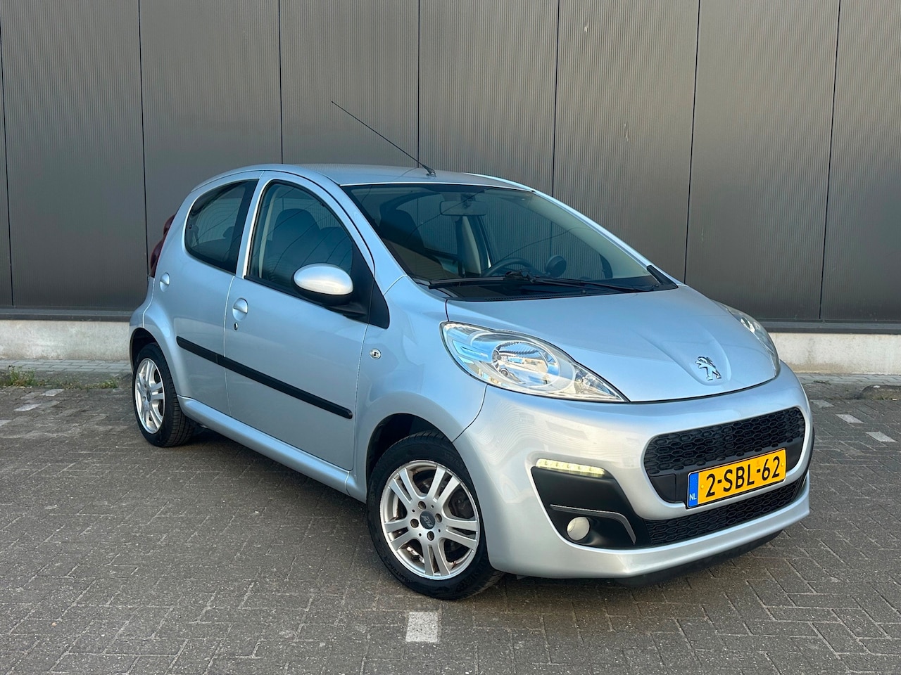 Peugeot 107 - 1.0 Active* 5 deurs* Airco* 2e Eig.* N.A.P.!! - AutoWereld.nl